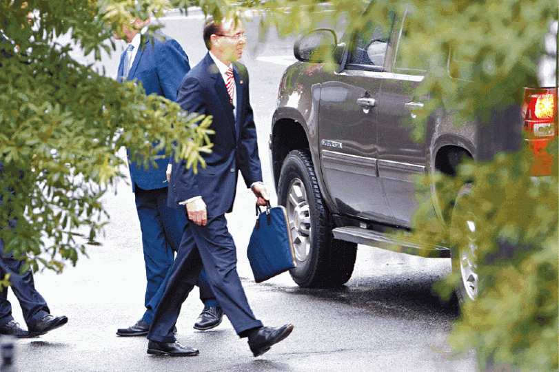 羅森斯坦前日在白宮跟白宮幕僚長凱利會面後離開。 羅森斯坦前日在白宮跟白宮幕僚長凱利會面後離開。