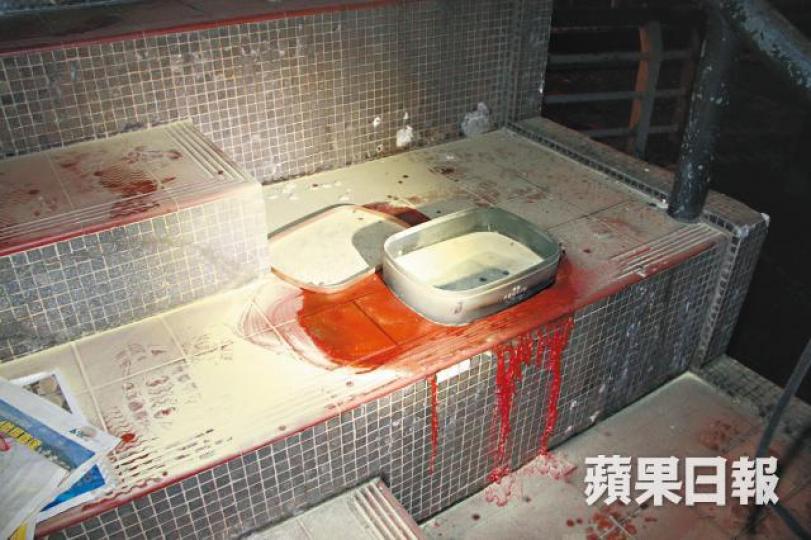沙田源禾路城門河岸邊瞭望台樓梯,疑有人煲蠟起火遺下蠟迹及垃圾。 沙田源禾路城門河岸邊瞭望台樓梯,疑有人煲蠟起火遺下蠟迹及垃圾。