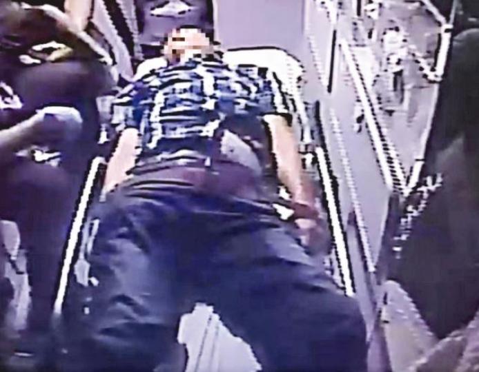 黃父送院途中不治。涉嫌開槍弒父的黃男被拘捕。台灣《蘋果日報》 黃父送院途中不治。涉嫌開槍弒父的黃男被拘捕。台灣《蘋果日報》