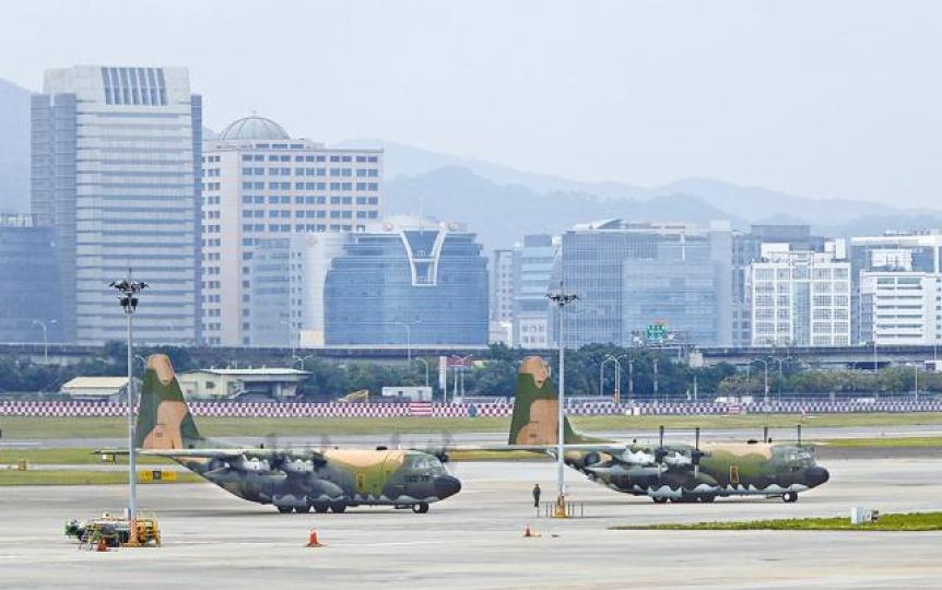 在新一輪美國對台軍售清單中,包括C130運輸機所需的更換備件。資料圖片 在新一輪美國對台軍售清單中,包括C130運輸機所需的更換備件。資料圖片