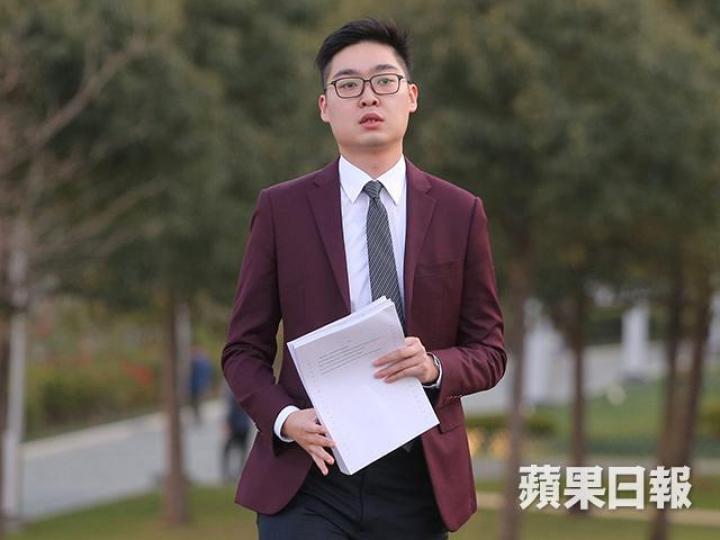 民族黨召集人陳浩天前晚在網台節目指,正等律師意見才能回應事件。資料圖片民族黨總部前日被貼上保安局發出的禁令(箭嘴示)。民族黨網頁昨開始不能運作,未知是自行關閉還是遭當局要求關閉。 民族黨召集人陳浩天前晚在網台節目指,正等律師意見才能回應事件。資料圖片民族黨總部前日被貼上保安局發出的禁令(箭嘴示)。民族黨網頁昨開始不能運作,未知是自行關閉還是遭當局要求關閉。
