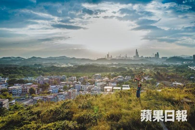坪輋中秋舞火龍,原意是想讓更多人關注新界東北發展議題。走上打鼓嶺山頭,可看見連接蓮塘口岸的大型基建。中秋前夕,火龍「探訪」坪輋一間老人院。村民向火龍誠心祈願上香,保佑全家安康。舞火龍吸引大批坪輋區外市民前往觀賞。火龍舞動完畢,會在坪洋村一片草地上火化。 坪輋中秋舞火龍,原意是想讓更多人關注新界東北發展議題。走上打鼓嶺山頭,可看見連接蓮塘口岸的大型基建。中秋前夕,火龍「探訪」坪輋一間老人院。村民向火龍誠心祈願上香,保佑全家安康。舞火龍吸引大批坪輋區外市民前往觀賞。火龍舞動完畢,會在坪洋村一片草地上火化。