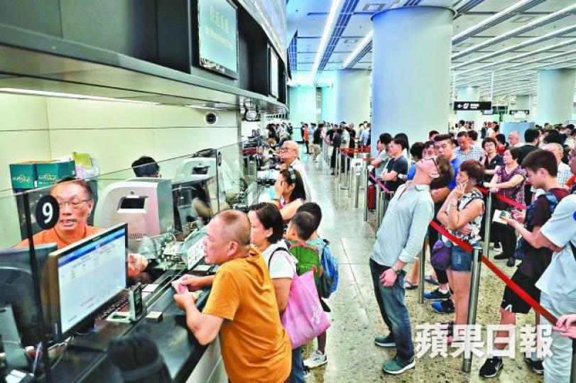 西九龍站啟用第三日,售票混亂情況持續。許頌明攝 西九龍站啟用第三日,售票混亂情況持續。許頌明攝