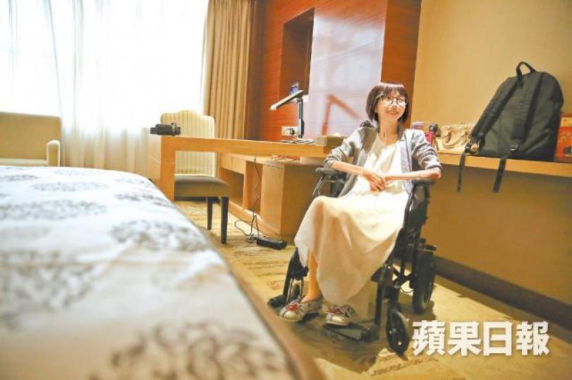 彥兒13歲患癌,平日只能行走5至10分鐘,出入需靠輪椅。 彥兒13歲患癌,平日只能行走5至10分鐘,出入需靠輪椅。