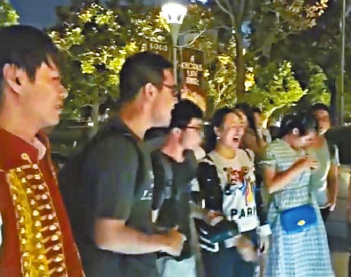 觀眾高唱音樂劇主題曲《Do You Hear the People Sing?》。有觀眾在音樂劇結束後揮動法國國旗。 觀眾高唱音樂劇主題曲《Do You Hear the People Sing?》。有觀眾在音樂劇結束後揮動法國國旗。