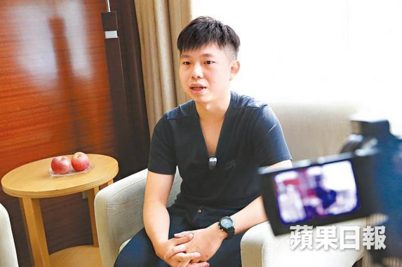 弟弟嘉朗自稱是彥兒的保鑣。媽媽Lily一提舊事往往忍不住落淚。 弟弟嘉朗自稱是彥兒的保鑣。媽媽Lily一提舊事往往忍不住落淚。