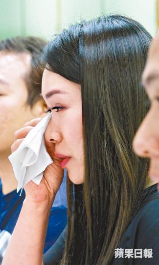 Kimie在英航工作6年,昨談及被遣散時一度痛哭。朱永倫攝英航香港機艙服務員工會昨召開會員大會,炮轟英航做法。 Kimie在英航工作6年,昨談及被遣散時一度痛哭。朱永倫攝英航香港機艙服務員工會昨召開會員大會,炮轟英航做法。