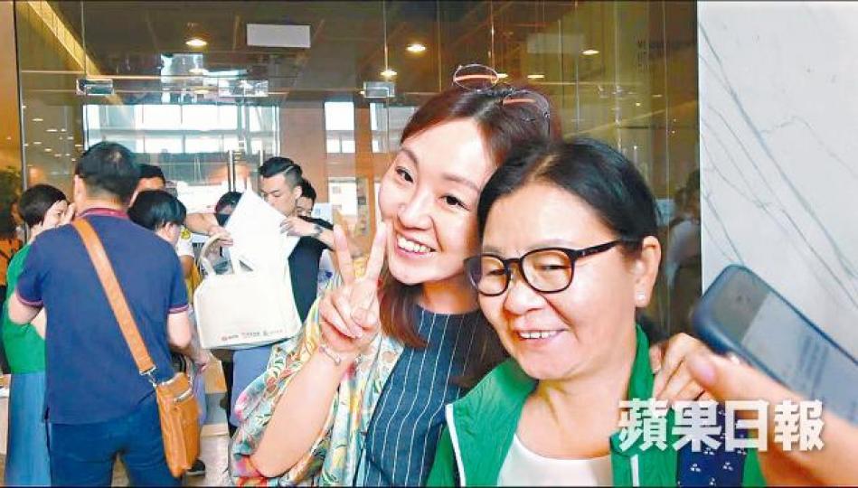 黃小姐(左)與其母日前購入新盤LP6單位。 黃小姐(左)與其母日前購入新盤LP6單位。