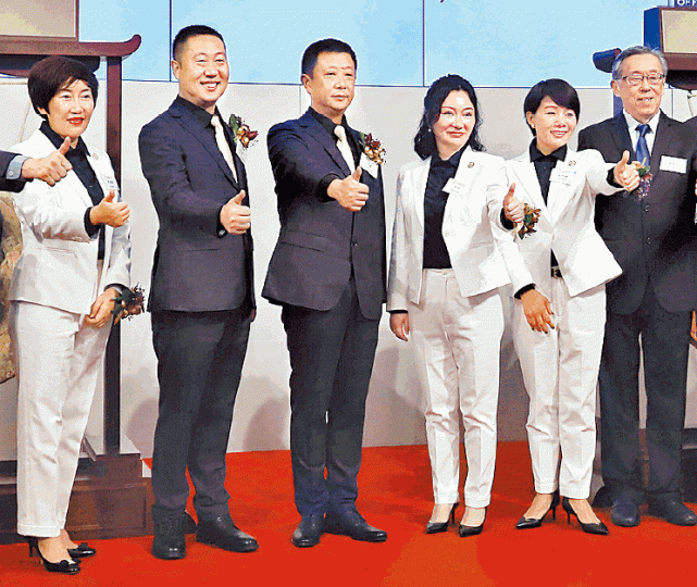海底撈創辦人張勇(右四)及一眾代表昨出席上市儀式。譚德潤攝 海底撈創辦人張勇(右四)及一眾代表昨出席上市儀式。譚德潤攝