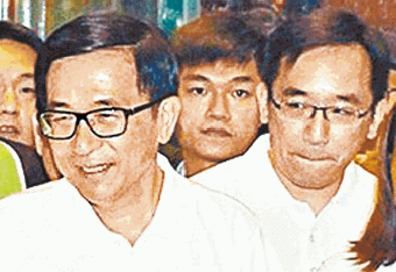 陳水扁質疑其子(右)捲入辣妹陪坐風波是選舉抹黑。資料圖片 陳水扁質疑其子(右)捲入辣妹陪坐風波是選舉抹黑。資料圖片