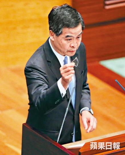 案發後梁振英撿起玻璃碎指摘議員激烈行為。黃毓民昨離庭時舉起勝利手勢。易仰民攝 案發後梁振英撿起玻璃碎指摘議員激烈行為。黃毓民昨離庭時舉起勝利手勢。易仰民攝