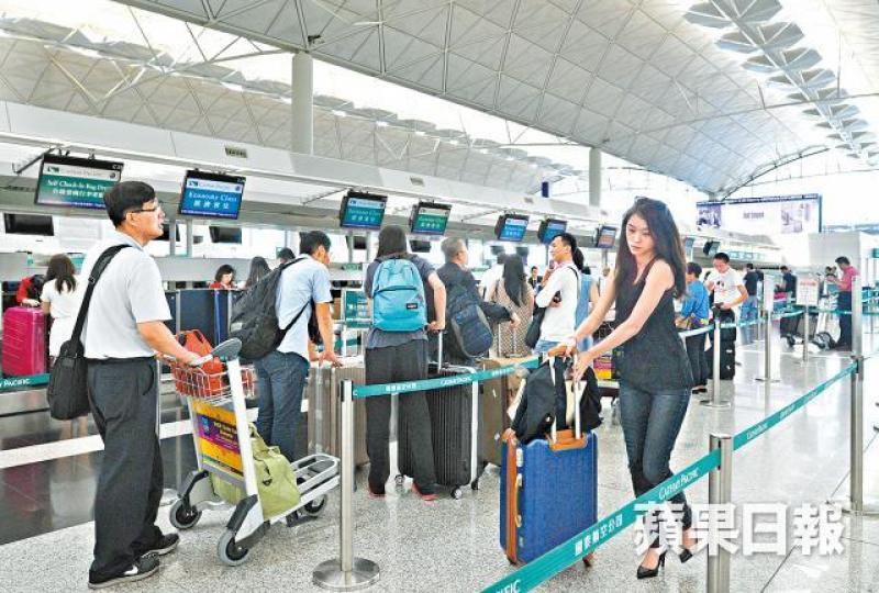 國泰率先恢復徵收燃油附加費,旅遊業料短期或影響市民外遊意欲。資料圖片 國泰率先恢復徵收燃油附加費,旅遊業料短期或影響市民外遊意欲。資料圖片