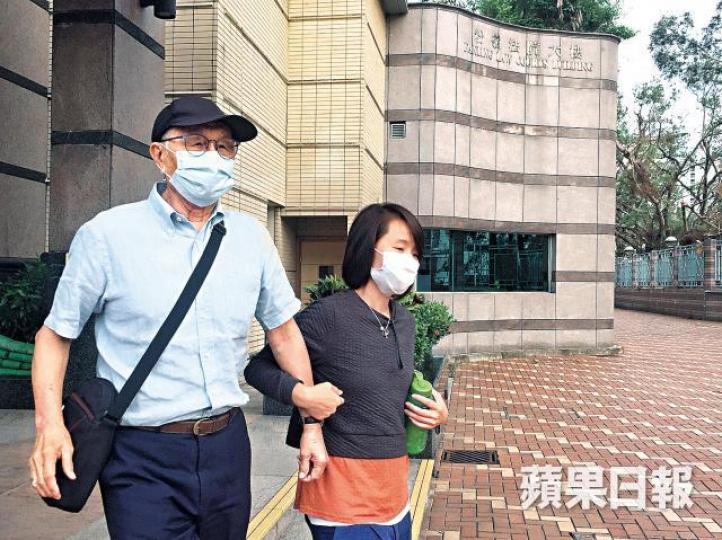 被告昨應訊後由一名女子攙扶離開。 被告昨應訊後由一名女子攙扶離開。