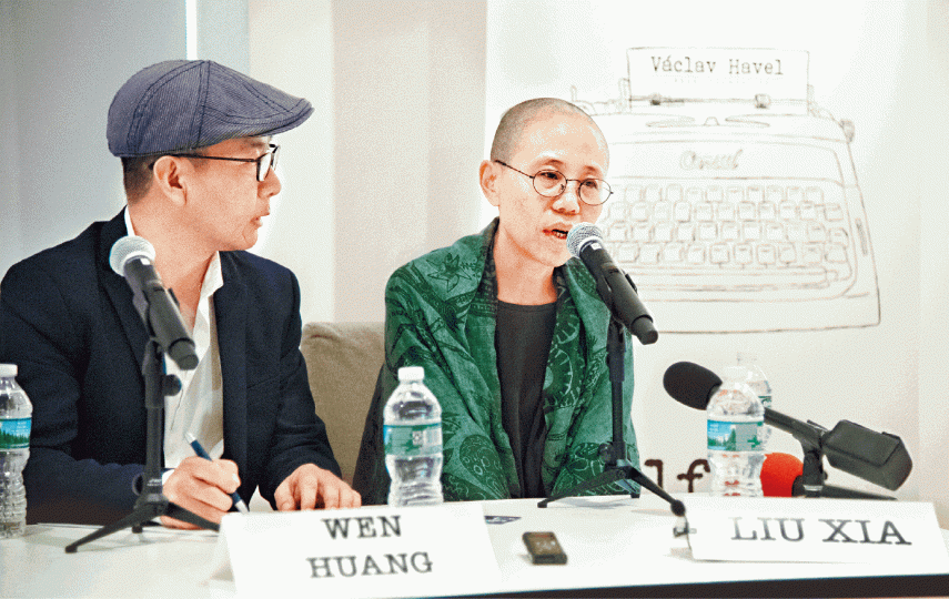 劉霞今年7月10日離開北京後,昨在美國紐約研討會上首次公開露面並發言。劉霞與廖亦武(左)見友人時展露笑容。互聯網 劉霞今年7月10日離開北京後,昨在美國紐約研討會上首次公開露面並發言。劉霞與廖亦武(左)見友人時展露笑容。互聯網