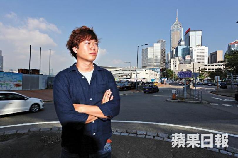 陳梓桓重回龍匯道迴旋處,該處正是他拍攝紀錄片《亂世備忘》的開端。李家皓攝《亂世備忘》講述多個年輕人在旺角、金鐘佔領區的故事。劇照年輕抗爭者在龍匯道迴旋處與警察對峙,陳梓桓就是因這一幕開始拍攝《亂世備忘》。劇照陳梓桓去年在日本山形國際紀錄片影展獲亞洲新浪最高賞「小川紳介獎」。互聯網2014年陳梓桓拿着攝錄機穿梭佔領區,終拍成揚威海外的紀錄片《亂世備忘》。 陳梓桓重回龍匯道迴旋處,該處正是他拍攝紀錄片《亂世備忘》的開端。李家皓攝《亂世備忘》講述多個年輕人在旺角、金鐘佔領區的故事。劇照年輕抗爭者在龍匯道迴旋處與警察對峙,陳梓桓就是因這一幕開始拍攝《亂世備忘》。劇照陳梓桓去年在日本山形國際紀錄片影展獲亞洲新浪最高賞「小川紳介獎」。互聯網2014年陳梓桓拿着攝錄機穿梭佔領區,終拍成揚威海外的紀錄片《亂世備忘》。