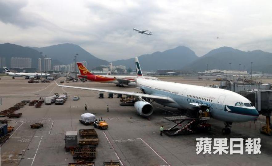 接近航空公司的消息人士透露,即使轉由航空公司自行決定徵收燃油附加費,航空公司亦不會開天殺價。資料圖片 接近航空公司的消息人士透露,即使轉由航空公司自行決定徵收燃油附加費,航空公司亦不會開天殺價。資料圖片