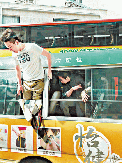 小巴車門無法打開,乘客爬窗逃生。讀者提供圖片 小巴車門無法打開,乘客爬窗逃生。讀者提供圖片