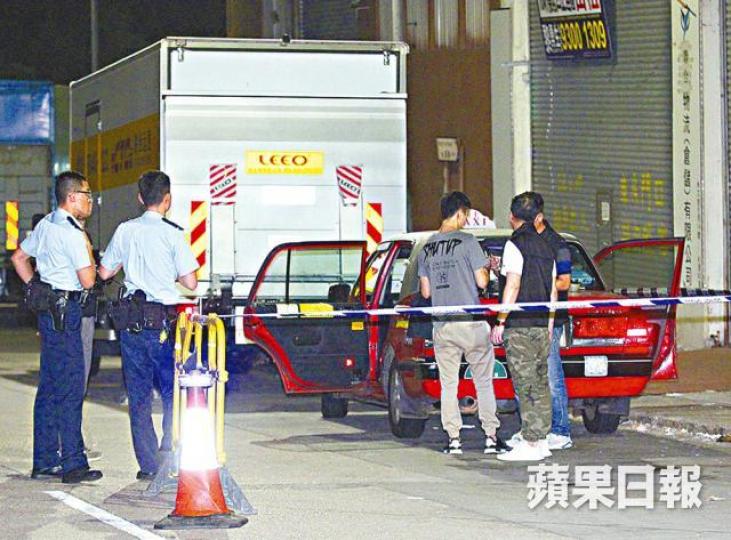 葵涌本月23日發生的士劫案,警員在場調查。 葵涌本月23日發生的士劫案,警員在場調查。