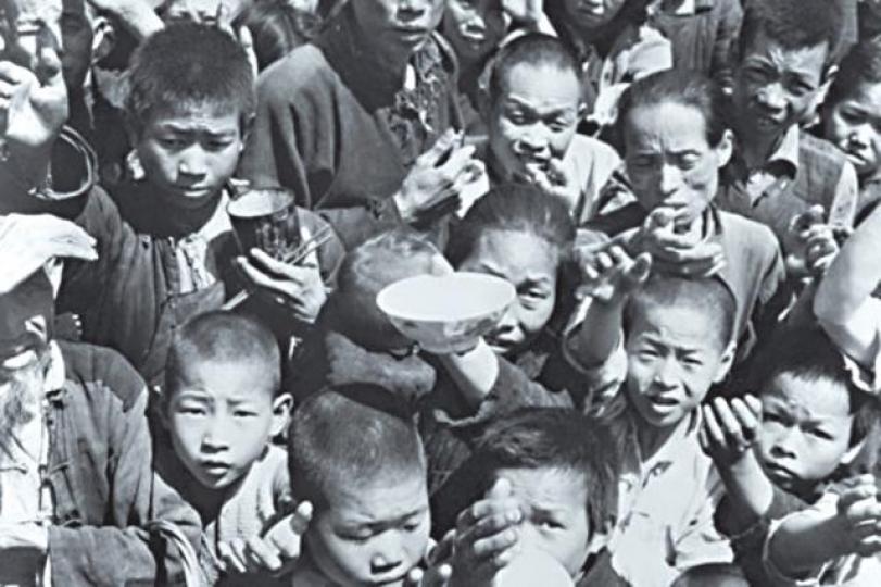 中國鎖國期間爆發大饑荒;民眾舉碗求食。 中國鎖國期間爆發大饑荒;民眾舉碗求食。