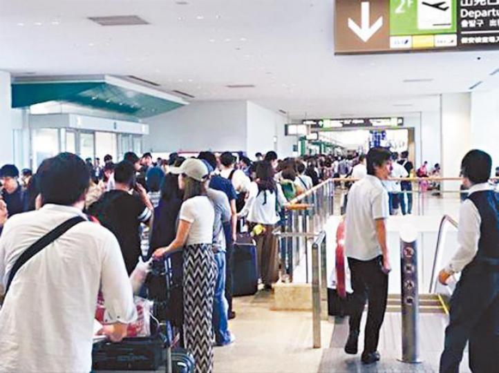 那霸機場昨有大批旅客等待候補機位。互聯網 那霸機場昨有大批旅客等待候補機位。互聯網