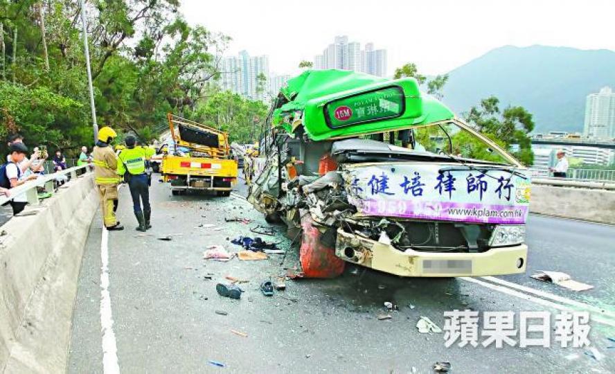 小巴車身嚴重損毀。姜偉康攝多名傷者即場接受急救後送院治理。工程車扯甩小巴車門。 小巴車身嚴重損毀。姜偉康攝多名傷者即場接受急救後送院治理。工程車扯甩小巴車門。