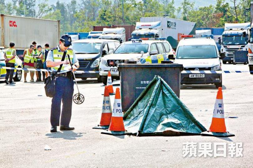 警員到場用帳篷遮蓋死者屍體。周鴻熙攝 警員到場用帳篷遮蓋死者屍體。周鴻熙攝