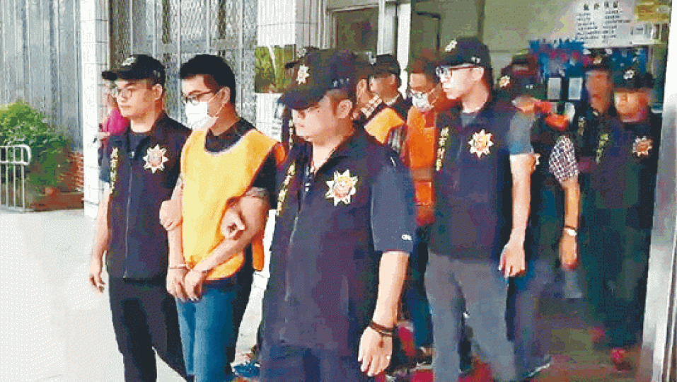 台灣九合一選舉將至,當局展開打擊黑幫行動。警方撿獲一批改造槍彈。台灣《蘋果日報》 台灣九合一選舉將至,當局展開打擊黑幫行動。警方撿獲一批改造槍彈。台灣《蘋果日報》