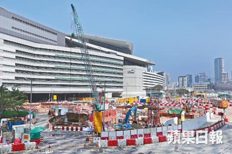 港鐵沙中綫會展站工程昨日復工。何頴賢攝 港鐵沙中綫會展站工程昨日復工。何頴賢攝
