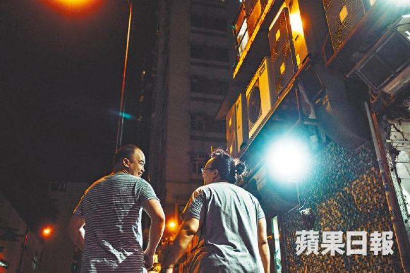 貞姐不望兒子成龍,只盼他能傳承這份情。金龍已歷廿七年的歲月,店內陳設見舊。貞姐說兒子尚要磨練,她會等他成長。曾經有了放棄的念頭,辛苦得躲起來哭。金龍是一家人的聚腳點,是情意結。小店晚上都賣蒸餸套餐,附上油菜、例湯及白飯。翠瓜叉燒腸十分受歡迎。叉燒蛋包飯是小店的招牌。中式糖水都是母親年代維持至今,風味不變。父親有時技癢,就會回來小店下廚。製作腸粉漿要細心攪拌,方才香滑。 貞姐不望兒子成龍,只盼他能傳承這份情。金龍已歷廿七年的歲月,店內陳設見舊。貞姐說兒子尚要磨練,她會等他成長。曾經有了放棄的念頭,辛苦得躲起來哭。金龍是一家人的聚腳點,是情意結。小店晚上都賣蒸餸套餐,附上油菜、例湯及白飯。翠瓜叉燒腸十分受歡迎。叉燒蛋包飯是小店的招牌。中式糖水都是母親年代維持至今,風味不變。父親有時技癢,就會回來小店下廚。製作腸粉漿要細心攪拌,方才香滑。