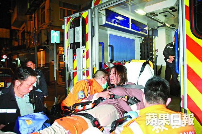 陳崇輝妻子董喆2015年醉酒鬧事被五花大綁送院。 陳崇輝妻子董喆2015年醉酒鬧事被五花大綁送院。