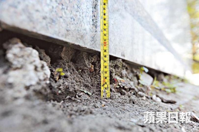 會展外連接牆身的花槽沉降嚴重。承建商工人到海軍商場拍攝牆身裂縫。 會展外連接牆身的花槽沉降嚴重。承建商工人到海軍商場拍攝牆身裂縫。