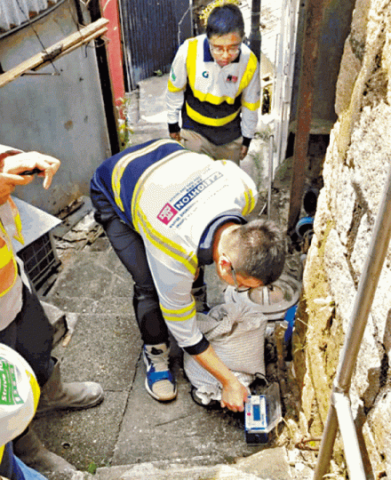 早前有穿禮頓及中國建築聯營制服人員到唐太屋外量度爆破震動影響。受訪者提供圖片 早前有穿禮頓及中國建築聯營制服人員到唐太屋外量度爆破震動影響。受訪者提供圖片