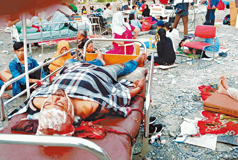 傷者令醫院爆滿,不少人要躺在戶外病床。路透社 傷者令醫院爆滿,不少人要躺在戶外病床。路透社