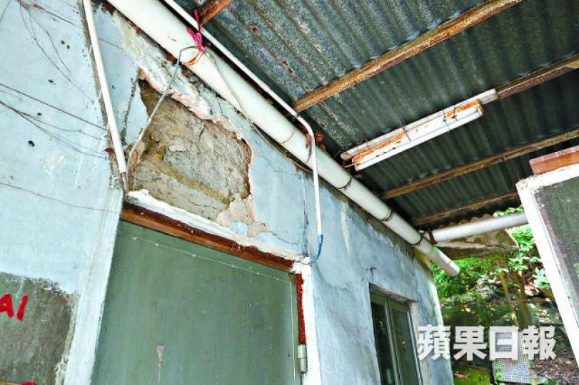 其中一間寮屋曾跌落一塊1呎乘1.5呎石屎。 其中一間寮屋曾跌落一塊1呎乘1.5呎石屎。