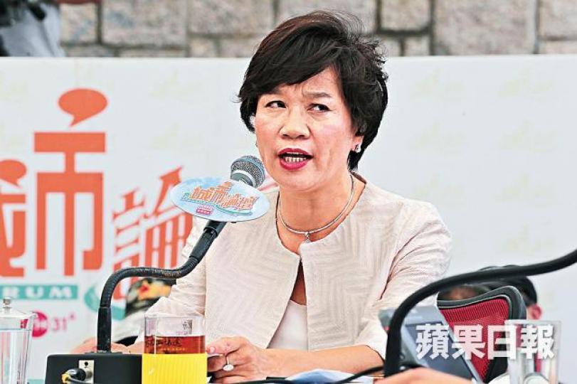 梁美芬梁家傑陳浩天8月在外國記者協會演講後離開時被人群包圍。 梁美芬梁家傑陳浩天8月在外國記者協會演講後離開時被人群包圍。