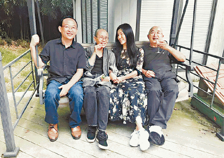 作家余杰(左起)、劉霞、劉敏及廖亦武在美國重逢相聚。劉霞展露久違的笑容。 作家余杰(左起)、劉霞、劉敏及廖亦武在美國重逢相聚。劉霞展露久違的笑容。