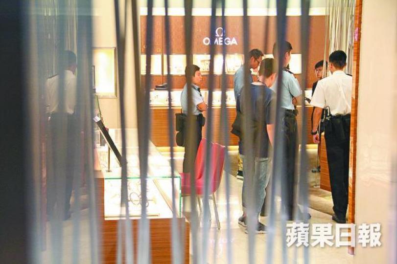 警員在錶行內調查。司徒韋桐攝 警員在錶行內調查。司徒韋桐攝
