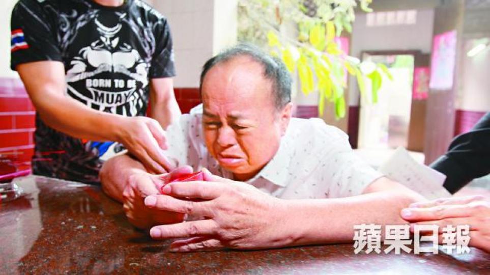 陳金華昨在坪洋村祠堂向祖先交代父子恩怨時一度痛哭。張 軍攝陳崇輝 陳金華昨在坪洋村祠堂向祖先交代父子恩怨時一度痛哭。張 軍攝陳崇輝