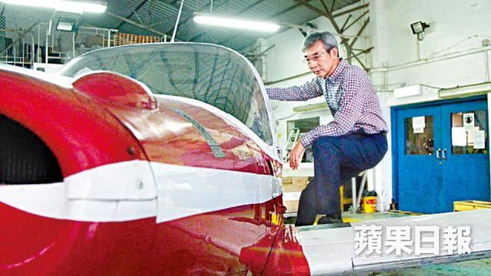 時任飛行總會會長樂可均憶說飛行總會由兩、三架飛機,發展到現時有十幾架,由定翼機訓練到加入直升機訓練,在東南亞數一數二。女律師范家碧在飛行總會的活動中第一次飛,即愛上天空,是香港第一個同時持有定翼機及直升機私人駕駛執照的女機師,舞得起十幾款機型。模擬裝置可讓學員感受飛行的滋味。飛行總會原是俱樂部,併入遠東飛行學校才有了飛行訓練。遠東飛行學校是亞洲第一所航空學校,戰後鼎盛時期,有800多名學生。 時任飛行總會會長樂可均憶說飛行總會由兩、三架飛機,發展到現時有十幾架,由定翼機訓練到加入直升機訓練,在東南亞數一數二。女律師范家碧在飛行總會的活動中第一次飛,即愛上天空,是香港第一個同時持有定翼機及直升機私人駕駛執照的女機師,舞得起十幾款機型。模擬裝置可讓學員感受飛行的滋味。飛行總會原是俱樂部,併入遠東飛行學校才有了飛行訓練。遠東飛行學校是亞洲第一所航空學校,戰後鼎盛時期,有800多名學生。