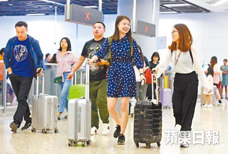 內地黃金周前夕,高鐵旅客增多。王子俊攝 內地黃金周前夕,高鐵旅客增多。王子俊攝