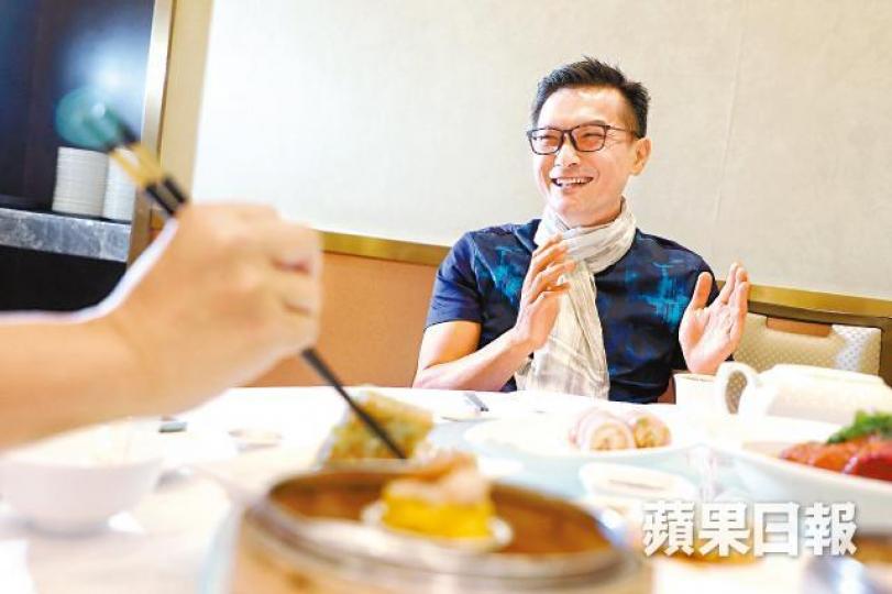 當年憤怒的許文彪,如今變成搭枱嘆茶口沫橫飛的陳錦鴻大叔。許頌明攝提到兒子的病,陳錦鴻也說「公平」,令他有所得着,擁有特別親密的家庭關係。 當年憤怒的許文彪,如今變成搭枱嘆茶口沫橫飛的陳錦鴻大叔。許頌明攝提到兒子的病,陳錦鴻也說「公平」,令他有所得着,擁有特別親密的家庭關係。