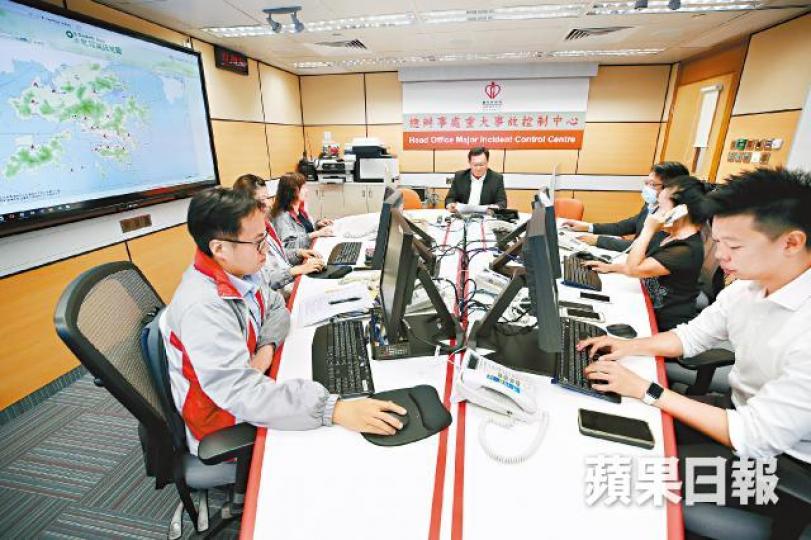 控制中心面積不大,放滿電腦和電視,每逢遇上重大事故,這裏就變成戰場。謝榮耀攝張葉聲 控制中心面積不大,放滿電腦和電視,每逢遇上重大事故,這裏就變成戰場。謝榮耀攝張葉聲