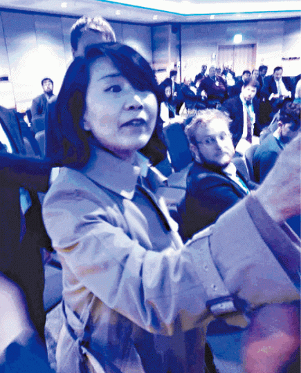 疑似施襲的中國女記者事後被英國警方拘捕。本土新聞圖片戴耀廷、羅冠聰及李柱銘出席英國保守黨一個研討會,談論香港情況。互聯網 疑似施襲的中國女記者事後被英國警方拘捕。本土新聞圖片戴耀廷、羅冠聰及李柱銘出席英國保守黨一個研討會,談論香港情況。互聯網