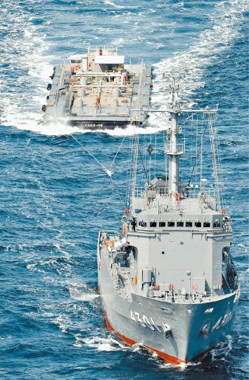 七年前福島核電廠洩漏輻射後,自衞隊戰艦冒險運水助反應堆冷卻。 七年前福島核電廠洩漏輻射後,自衞隊戰艦冒險運水助反應堆冷卻。