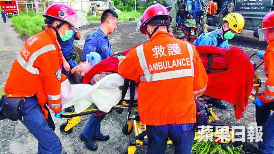墮海清潔工前日獲救後已陷昏迷,送院搶救後不治。簡明恩攝死者周賢敏家庭頓失經濟支柱,周太大感徬徨。 墮海清潔工前日獲救後已陷昏迷,送院搶救後不治。簡明恩攝死者周賢敏家庭頓失經濟支柱,周太大感徬徨。