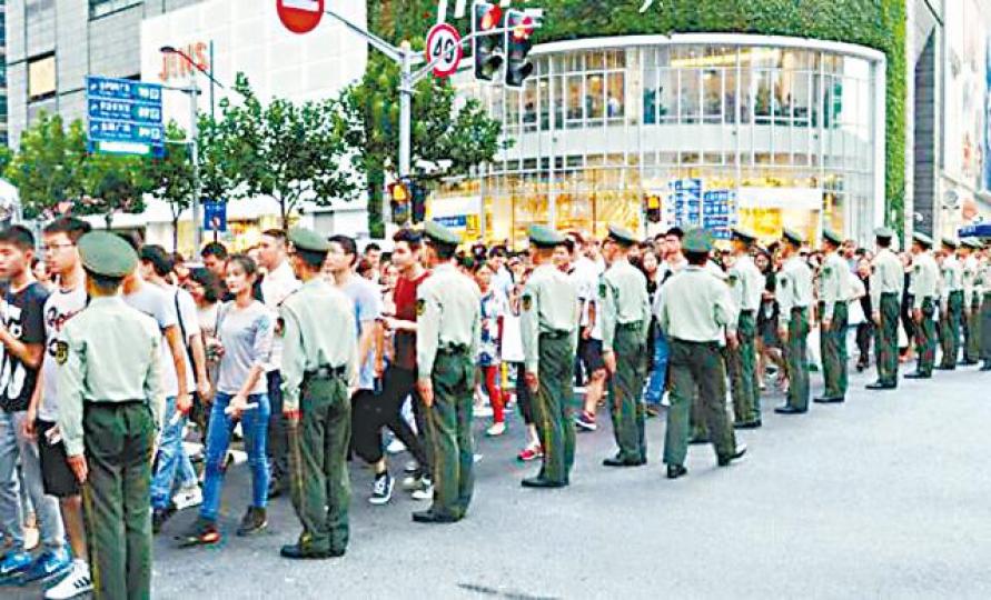 合肥淮河路步行街有武警駐守。浙江杭州有訪民被警方帶走。 合肥淮河路步行街有武警駐守。浙江杭州有訪民被警方帶走。