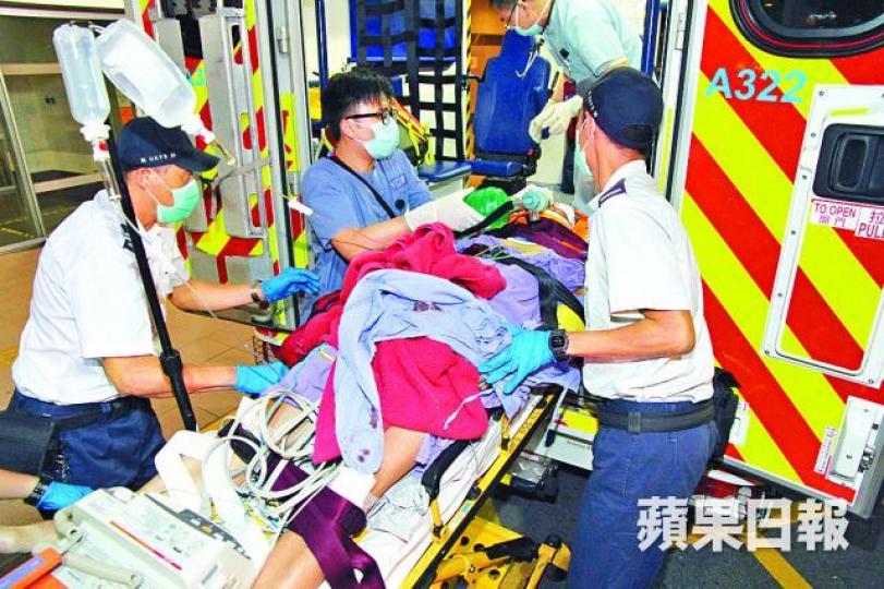 救護員將被客貨車撞傷男子送院治理。 救護員將被客貨車撞傷男子送院治理。
