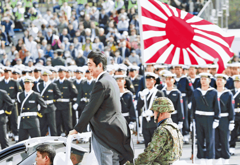 安倍晉三尋求修憲,把旭日旗下的自衞隊,正名為日本軍隊。資料圖片陸上自衞隊每年都會在富士山腳下,舉行大規模實彈演習。資料圖片自衞隊在東京街頭的招募站,門堪羅雀。路透社 安倍晉三尋求修憲,把旭日旗下的自衞隊,正名為日本軍隊。資料圖片陸上自衞隊每年都會在富士山腳下,舉行大規模實彈演習。資料圖片自衞隊在東京街頭的招募站,門堪羅雀。路透社