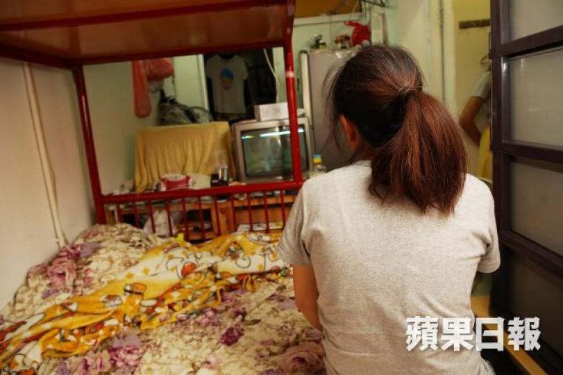 葵涌的劏房戶Y小姐(化名)現時與女兒居住在不足200呎空間,夏天時曾交345元電費,佔租住成本約7.5%。 葵涌的劏房戶Y小姐(化名)現時與女兒居住在不足200呎空間,夏天時曾交345元電費,佔租住成本約7.5%。
