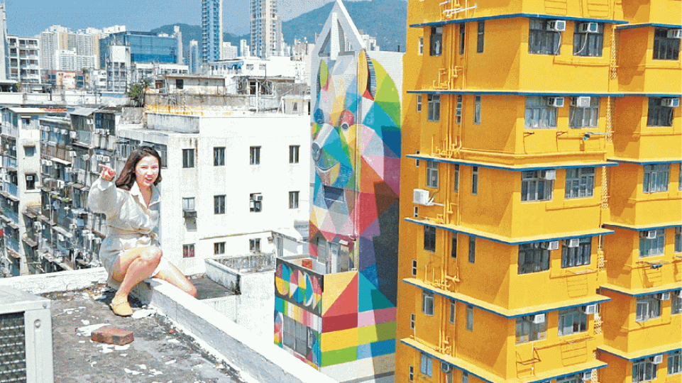 「3D立體熊小黃樓」成為內地客打卡熱點,有人更不惜冒死自拍。西環泳棚 「3D立體熊小黃樓」成為內地客打卡熱點,有人更不惜冒死自拍。西環泳棚